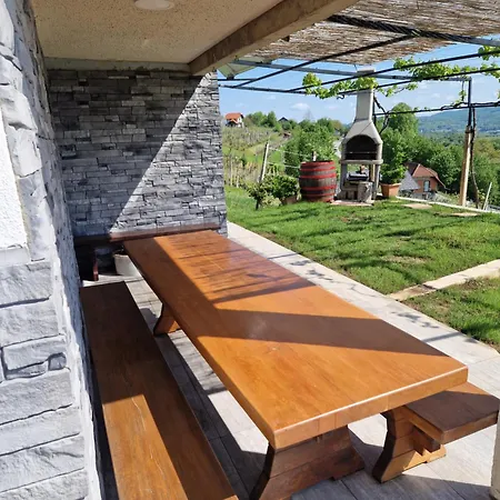 Vineyard With Private Jacuzzi Сasa de vacaciones Metlika